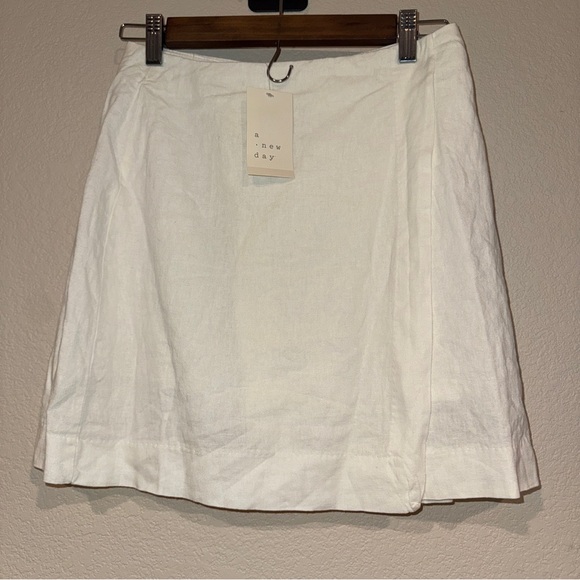 a new day Dresses & Skirts - Women's white Cream Mini skort A New Day size 2